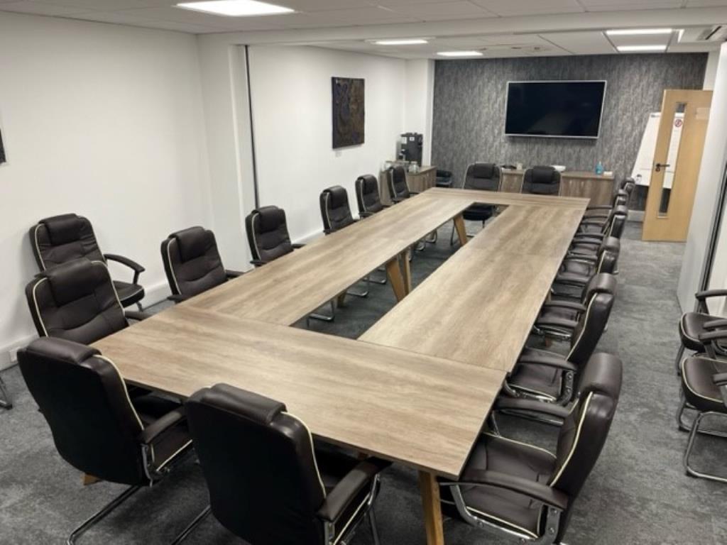 Lot: 69 - FREEHOLD MANAGED BUSINESS CENTRE - Meeting Room